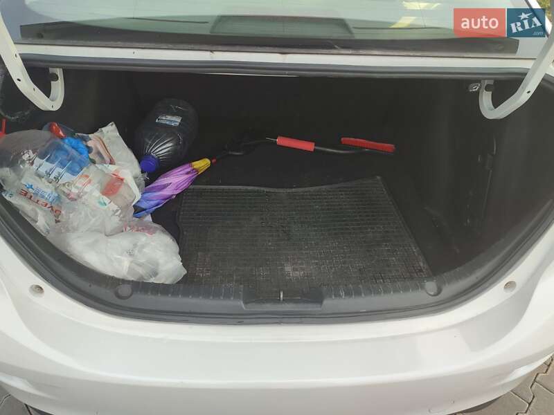 Седан Mazda 3 2014 в Звягелі
