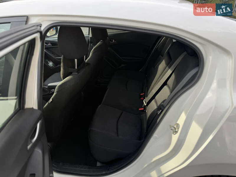 Седан Mazda 3 2016 в Смілі