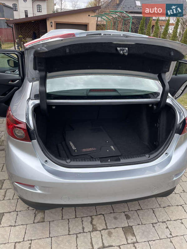 Седан Mazda 3 2016 в Скнилове