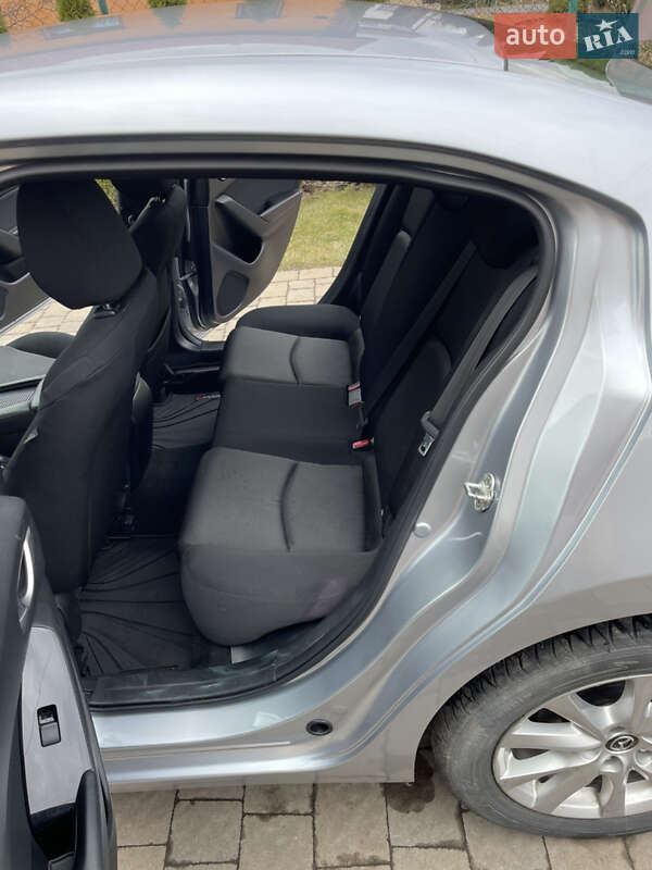 Седан Mazda 3 2016 в Скнилове