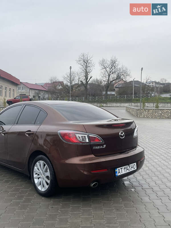 Седан Mazda 3 2011 в Волочиську