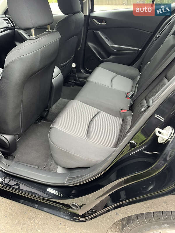 Седан Mazda 3 2015 в Черкасах