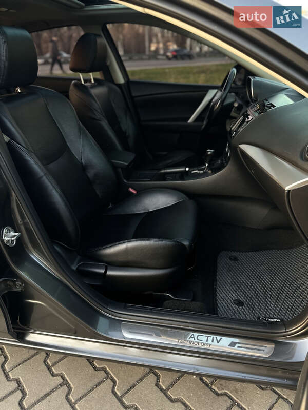Седан Mazda 3 2013 в Дніпрі