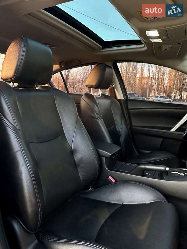 Седан Mazda 3 2013 в Дніпрі