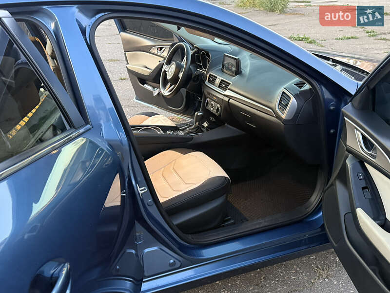 Седан Mazda 3 2017 в Николаеве