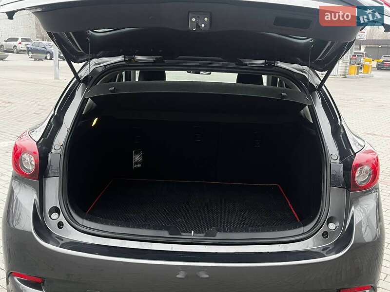 Седан Mazda 3 2017 в Днепре