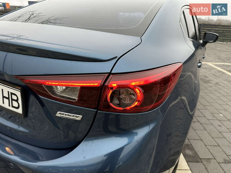 Седан Mazda 3 2017 в Мукачево