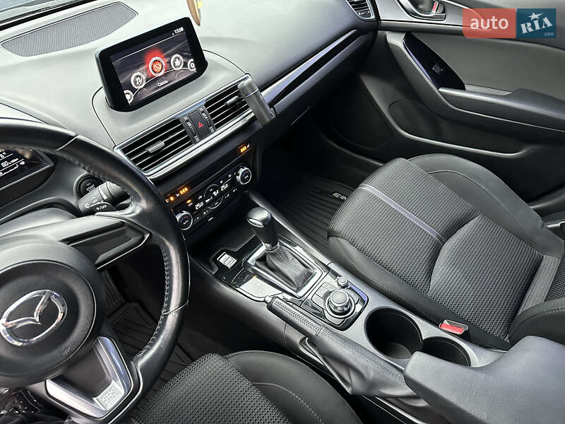 Седан Mazda 3 2017 в Мукачево