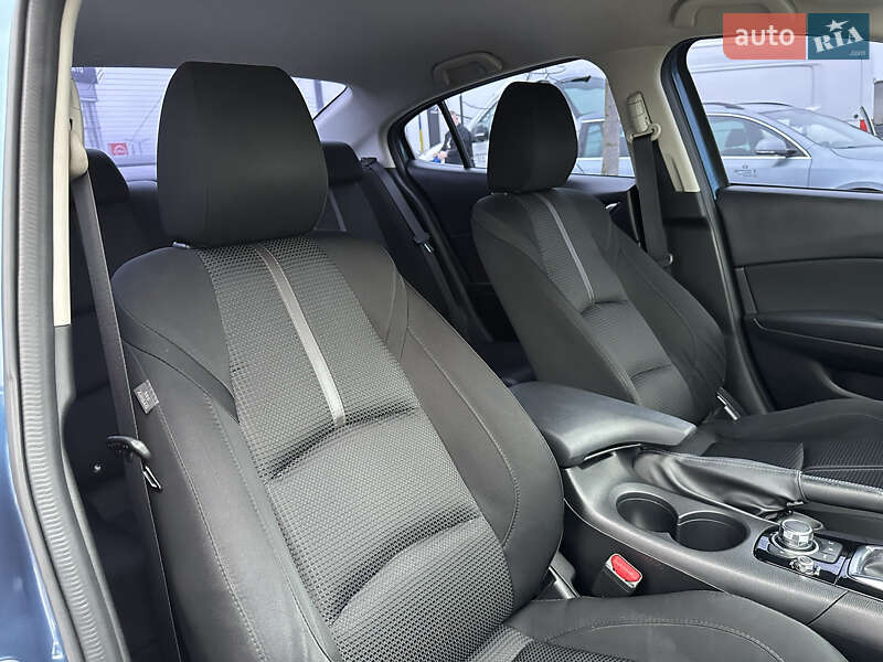 Седан Mazda 3 2017 в Мукачево