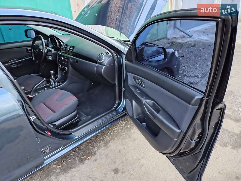 Седан Mazda 3 2006 в Ровно