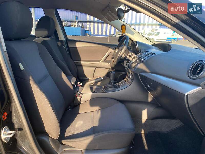 Седан Mazda 3 2010 в Ровно