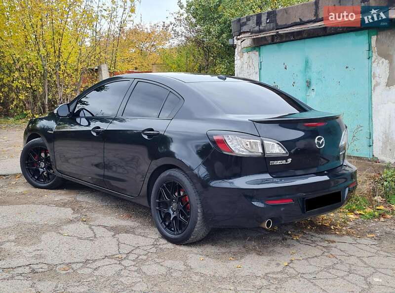 Седан Mazda 3 2013 в Карнауховке