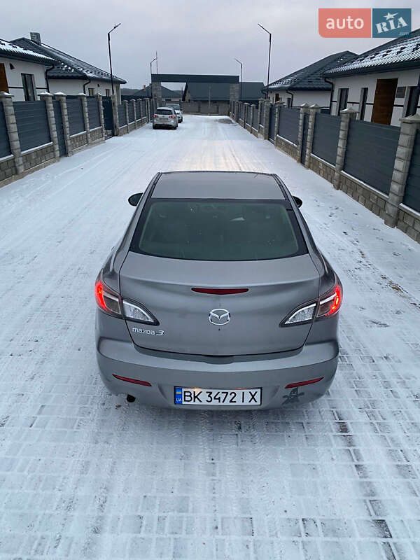 Седан Mazda 3 2012 в Вараше