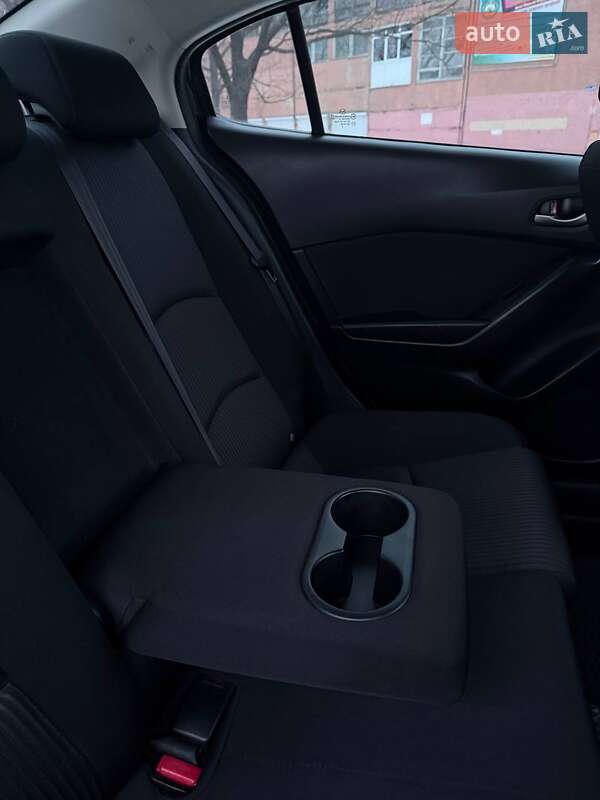 Седан Mazda 3 2016 в Кропивницком