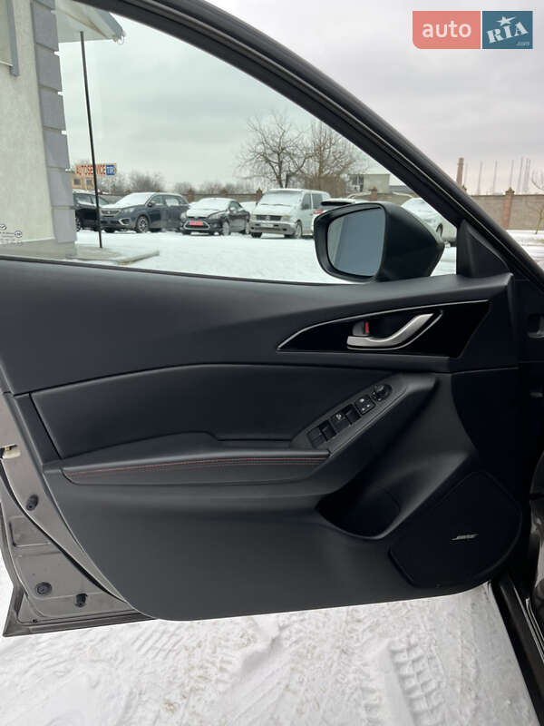 Седан Mazda 3 2016 в Ровно