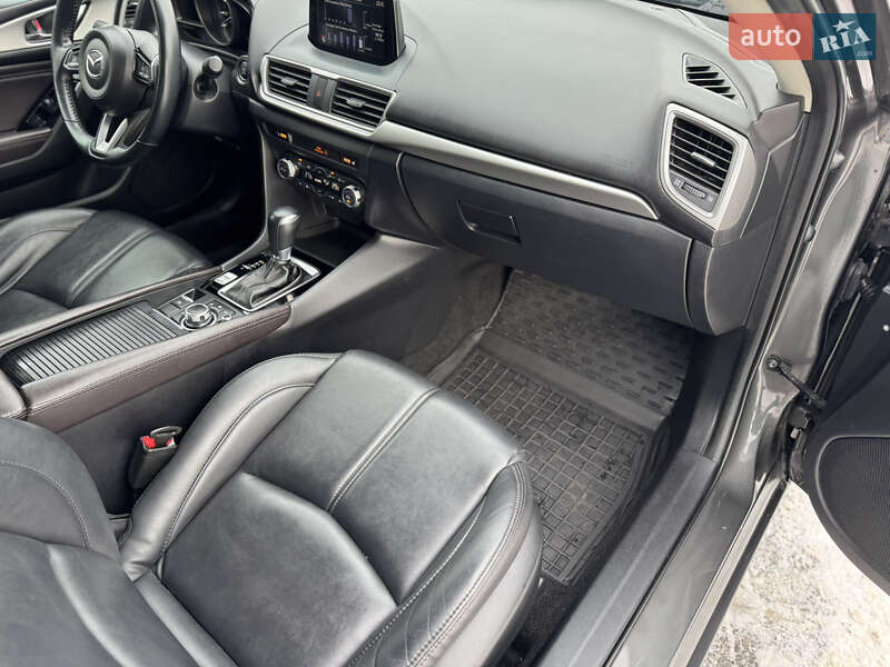 Седан Mazda 3 2018 в Днепре