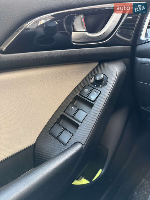 Седан Mazda 3 2015 в Чернигове