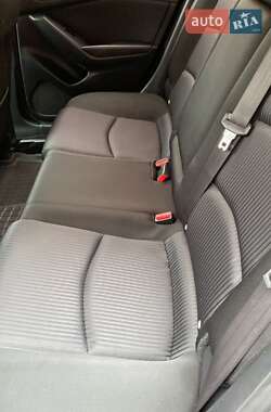 Седан Mazda 3 2016 в Ужгороде