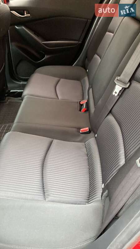 Седан Mazda 3 2016 в Ужгороде