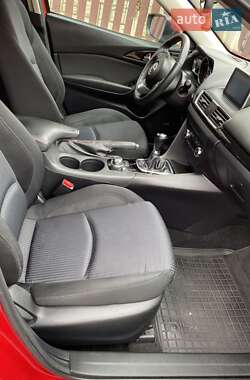 Седан Mazda 3 2016 в Ужгороде