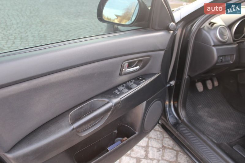 Седан Mazda 3 2006 в Жовкве