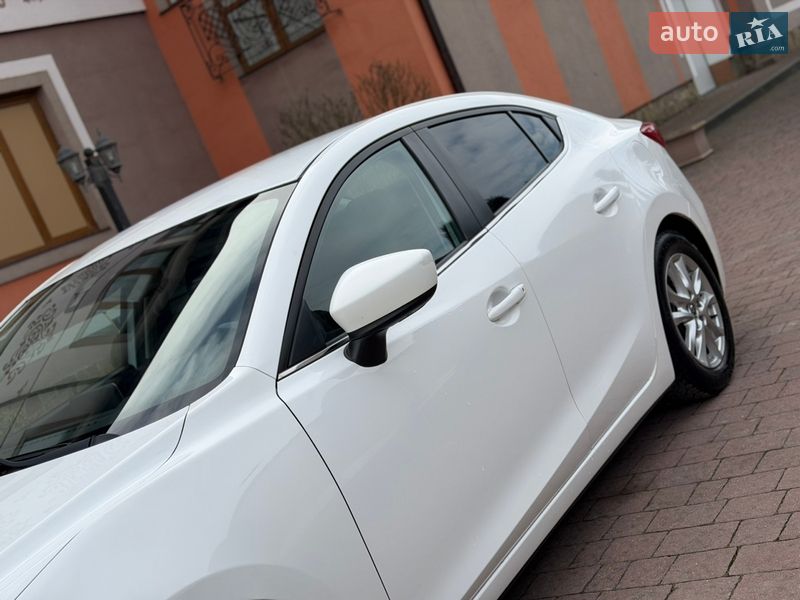 Седан Mazda 3 2014 в Стрию