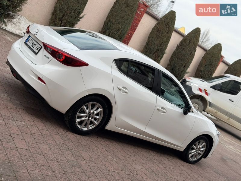 Седан Mazda 3 2014 в Стрию