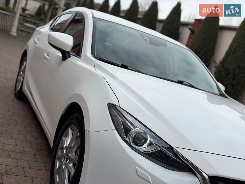 Седан Mazda 3 2014 в Стрию