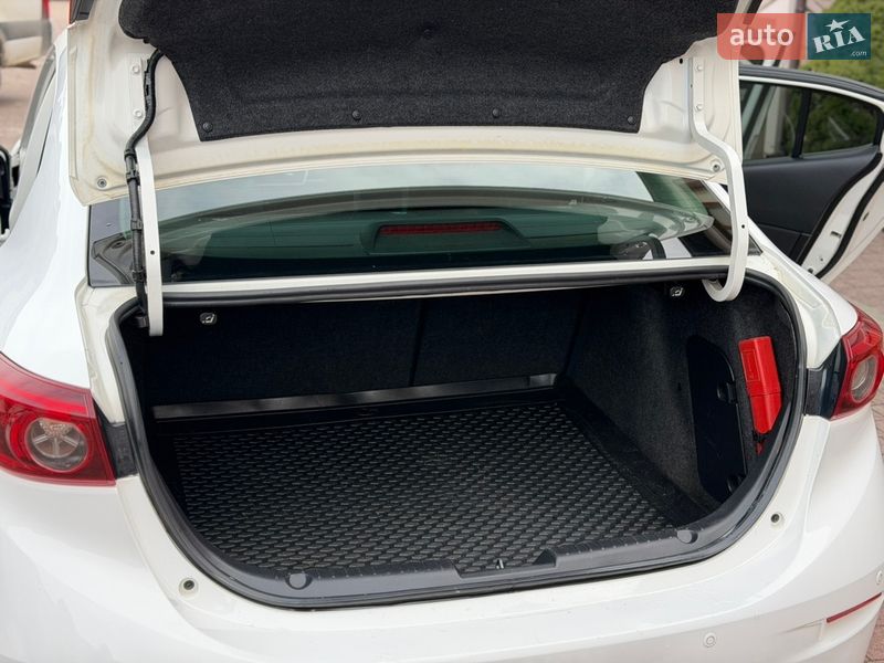 Седан Mazda 3 2014 в Стрию