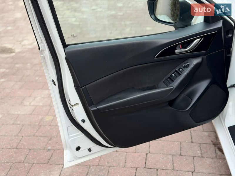 Седан Mazda 3 2014 в Стрию