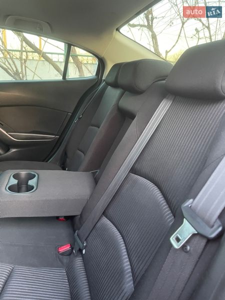 Седан Mazda 3 2015 в Вознесенську