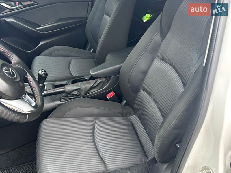 Седан Mazda 3 2015 в Киеве
