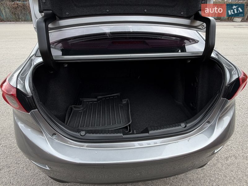 Седан Mazda 3 2016 в Днепре