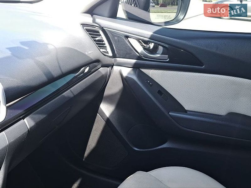 Седан Mazda 3 2015 в Львові