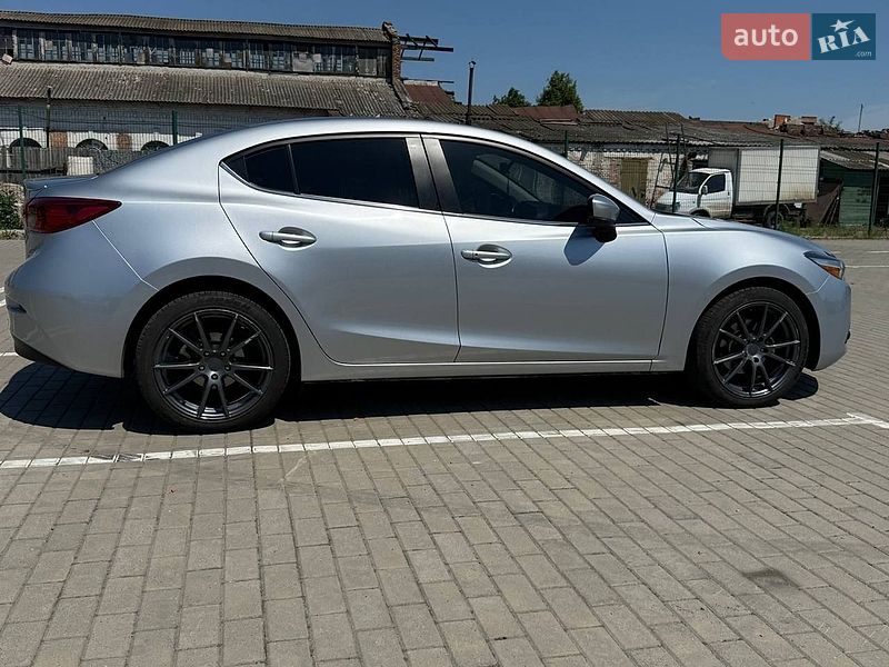 Седан Mazda 3 2018 в Ромнах