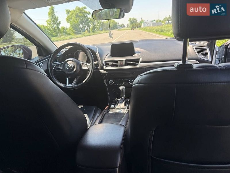 Седан Mazda 3 2018 в Ромнах