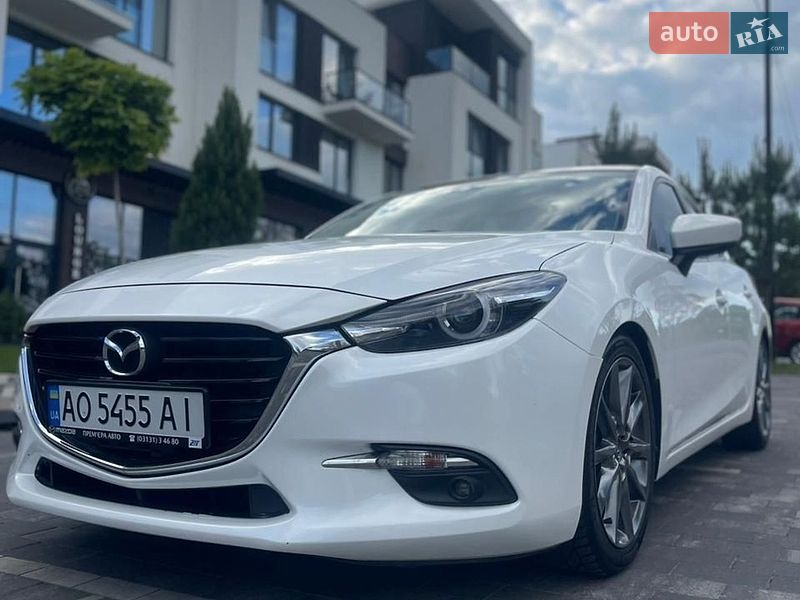 Седан Mazda 3 2017 в Ужгороде