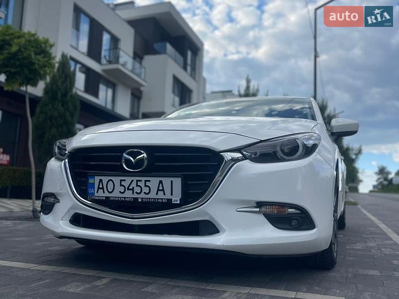 Седан Mazda 3 2017 в Ужгороді