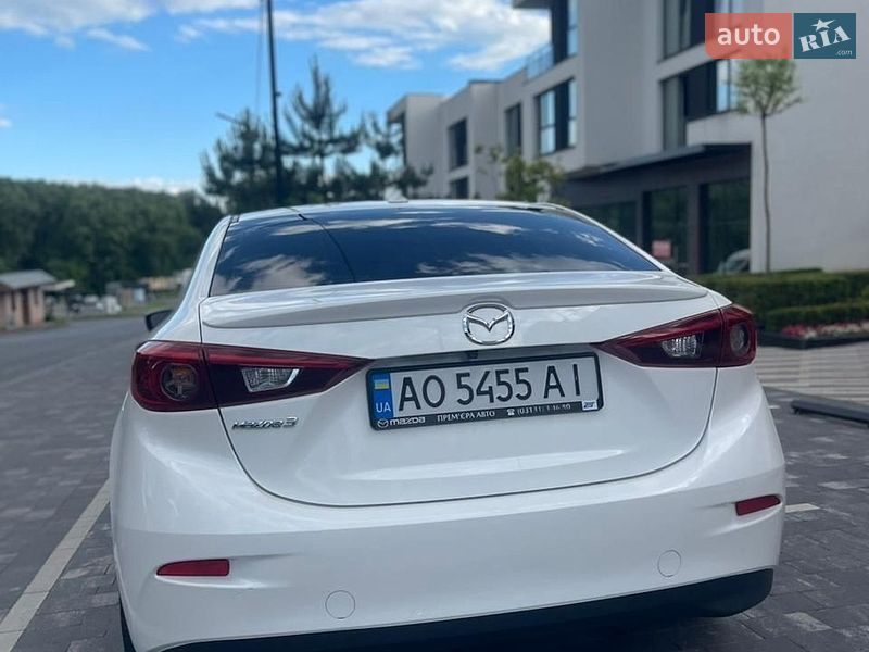 Седан Mazda 3 2017 в Ужгороді