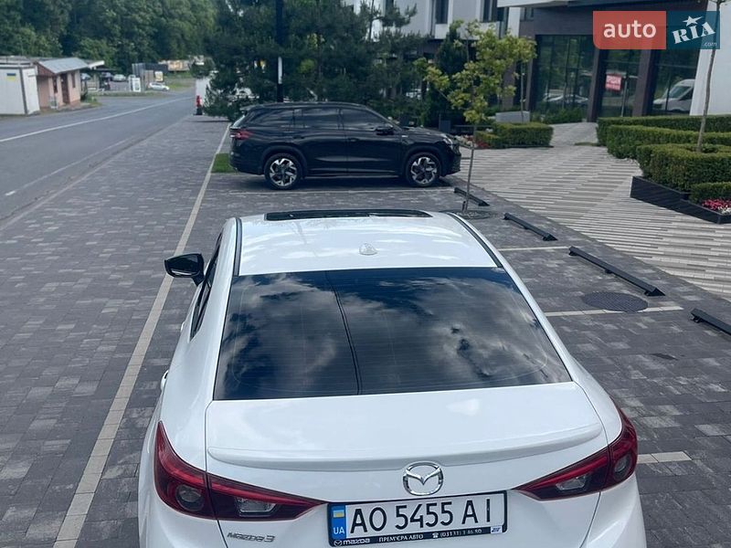 Седан Mazda 3 2017 в Ужгороді