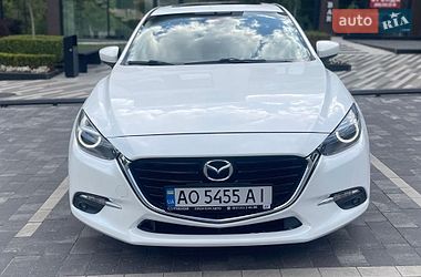Седан Mazda 3 2017 в Ужгороде