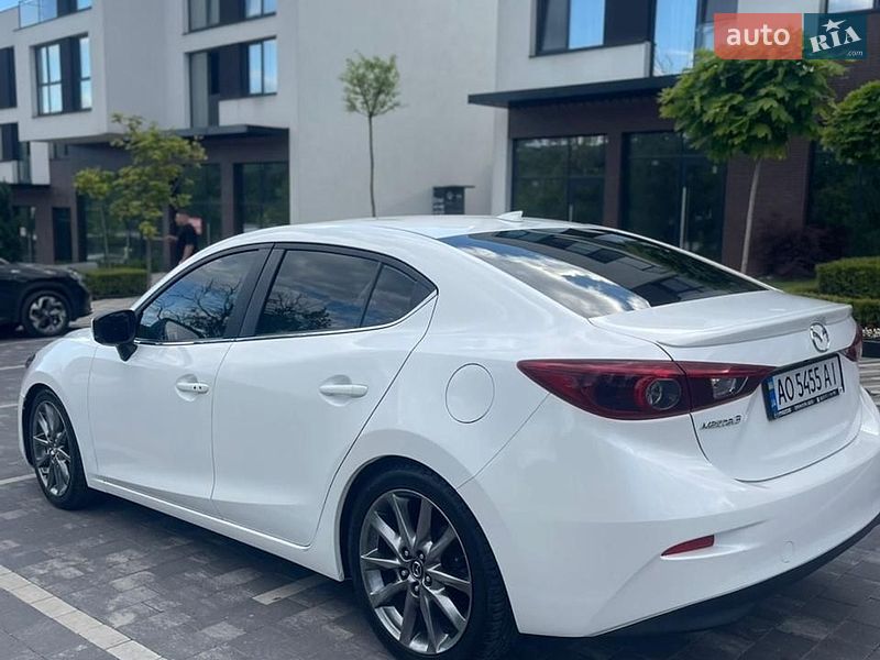 Седан Mazda 3 2017 в Ужгороді
