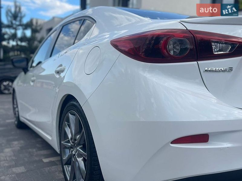 Седан Mazda 3 2017 в Ужгороді