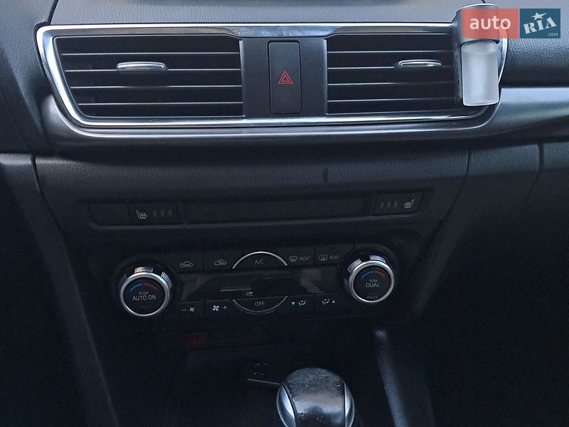 Седан Mazda 3 2017 в Ужгороде