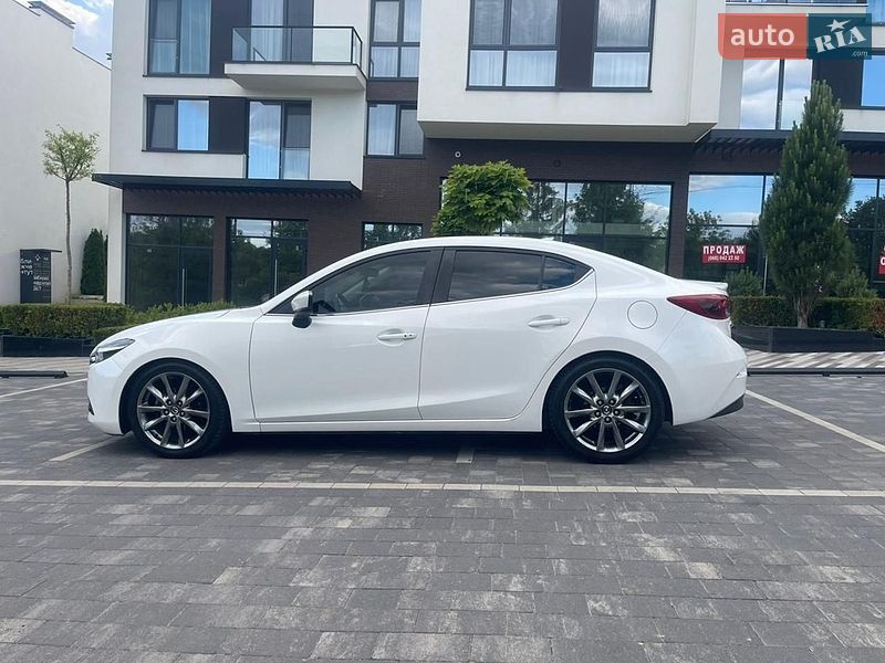 Седан Mazda 3 2017 в Ужгороді