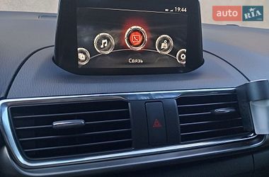 Седан Mazda 3 2017 в Ужгороді