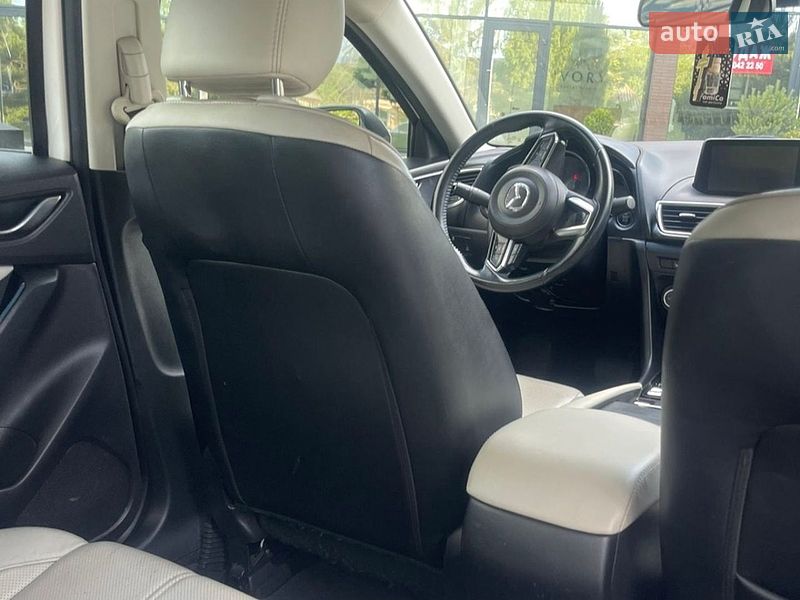 Седан Mazda 3 2017 в Ужгороде