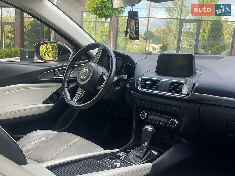Седан Mazda 3 2017 в Ужгороде