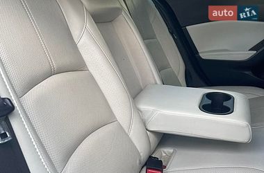 Седан Mazda 3 2017 в Ужгороді