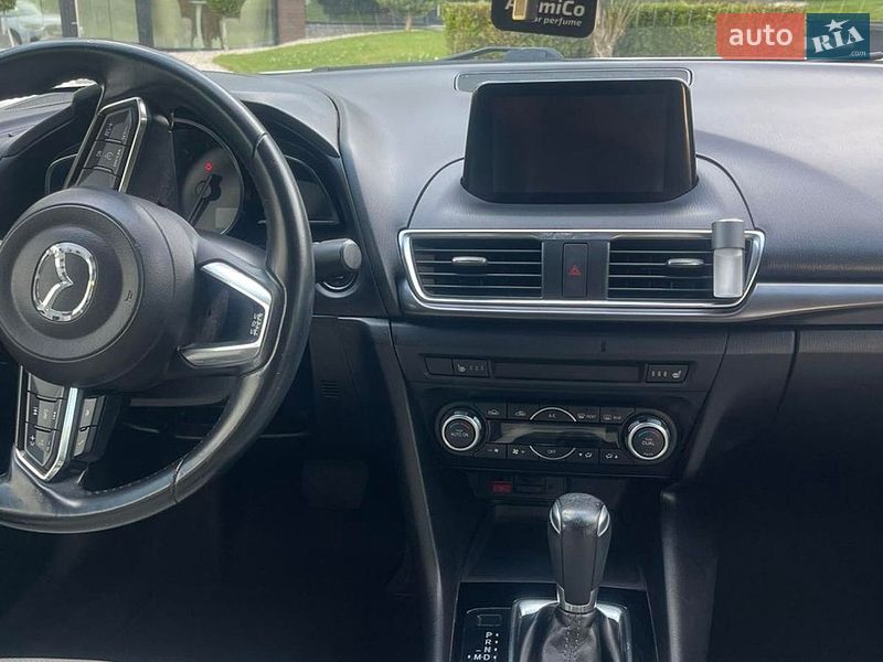 Седан Mazda 3 2017 в Ужгороді